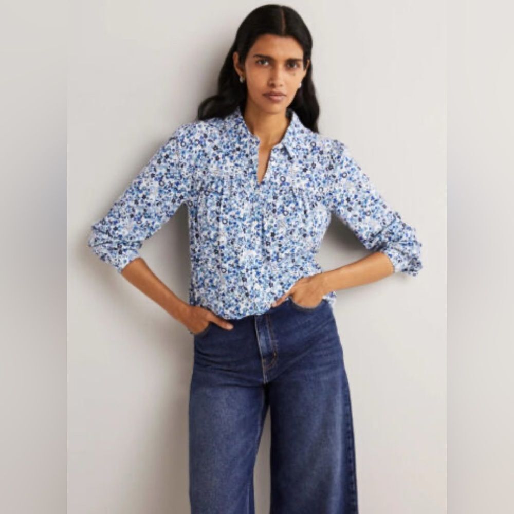 Boden Blue and White button down Floral knit Top. Sz 6. Cottagecore
